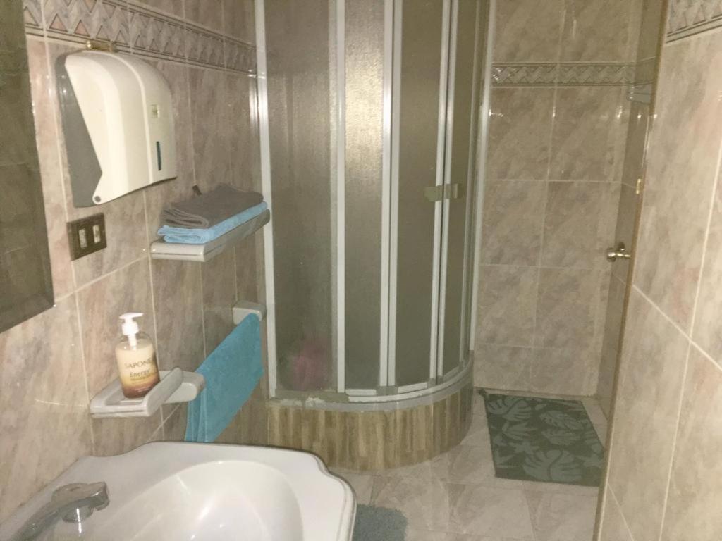 One Bedroom Views Local To Airport *
